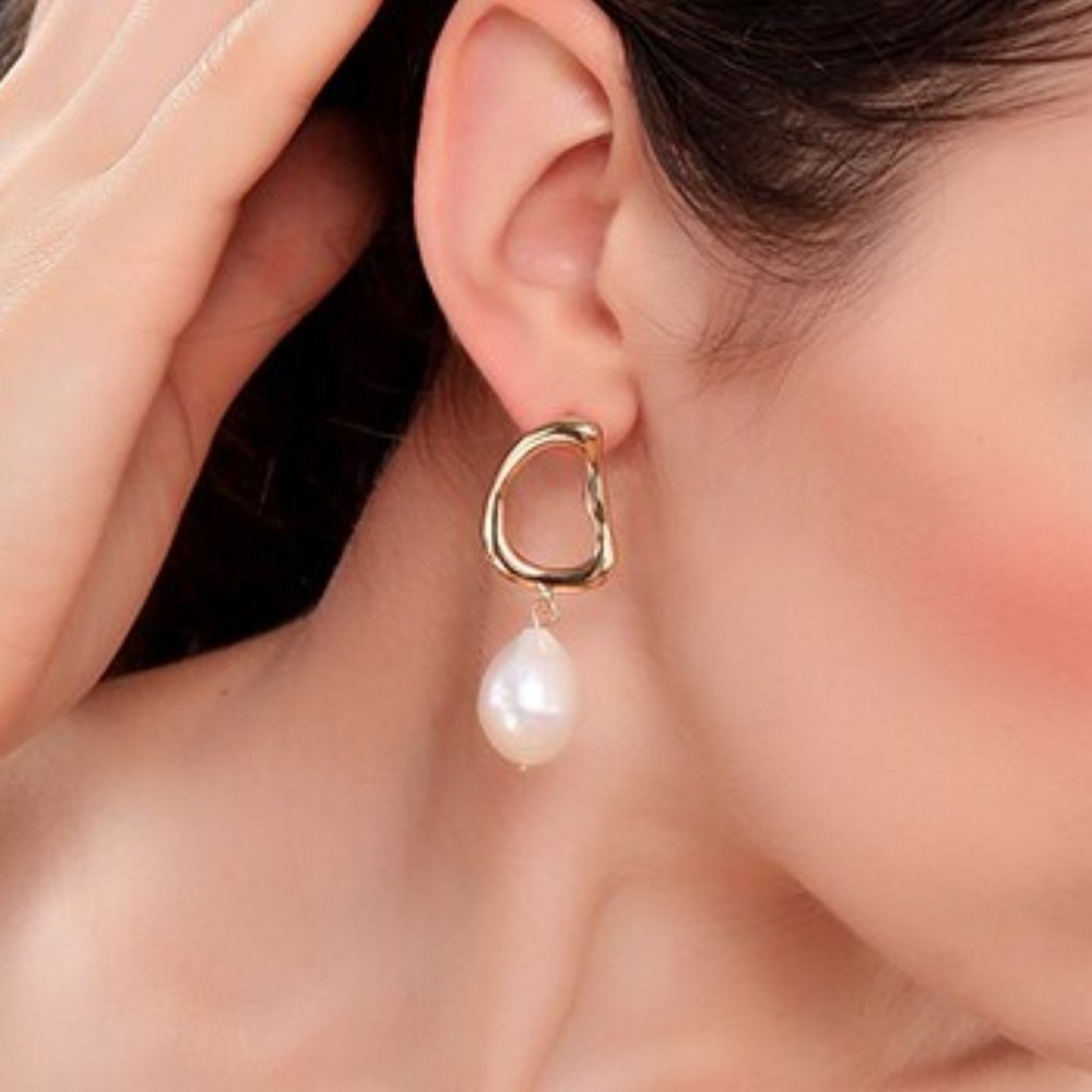 Geometric Oval Gold Pearl  Earrings - Picture 2 of 4